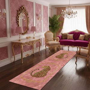 Loper vloerkleed roze luipaardprint, gangtapijt met dierenprint, modern wasbaar lang vloerkleed, op jungle geïnspireerd interieur met elegante gouden lijst