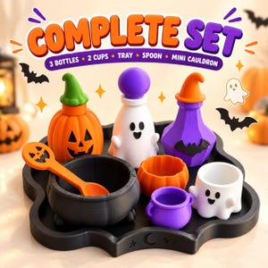 Puede incluir: Un set con temática de Halloween que incluye tres botellas, dos tazas, una bandeja, una cuchara y un mini caldero. Los artículos incluyen una botella de calabaza naranja, una botella de fantasma blanca y una botella morada con un murciélago.