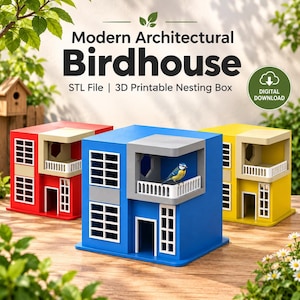 Könnte beinhalten: Drei moderne architektonische Vogelhäuser in Rot, Blau und Gelb, jeweils mit weißem Balkon, gitterartigen Fenstern und einer Tür. Ein kleiner blau-gelber Vogel sitzt auf dem Balkon des blauen Vogelhauses. Der Text lautet Modern Architectural Birdhouse STL File 3D Printable Nesting Box.