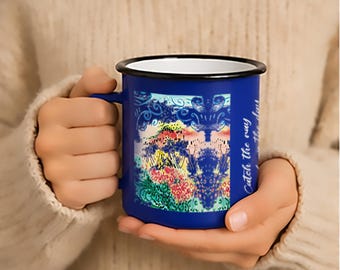 Moderne blauw geëmailleerde beker. Handgeschilderd kunstzinnig ontwerp. Kleurrijke koffiemok.