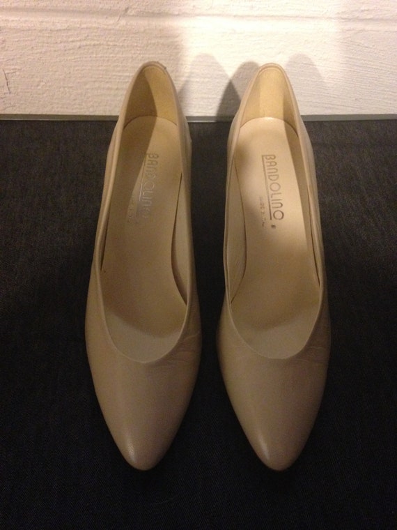 bandolino beige pumps