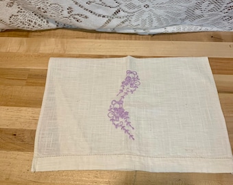 Vintage Embroidered  Linen Guest Towel Fingertip Flower Design