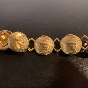 Vintage Monet Mid Century Gold Tone Textured Circle Bracelet