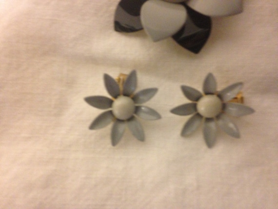 Vintage Enamel and Leather 60's Flower Power Pins… - image 4