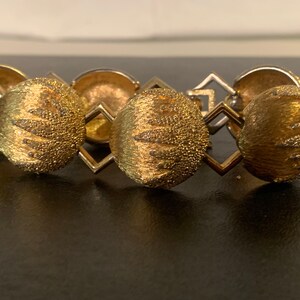 Vintage Monet Mid Century Gold Tone Textured Circle Bracelet immagine 4