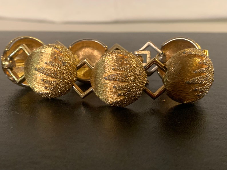 Vintage Monet Mid Century Gold Tone Textured Circle Bracelet immagine 4