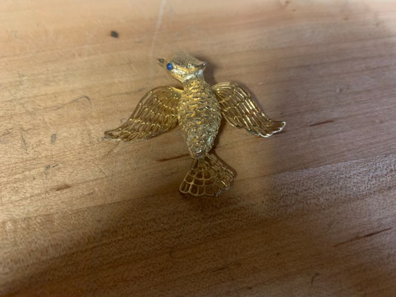 Vintage Gold Tone Flying Bird Pin - image 1
