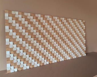 Puede incluir: Una gran pieza de arte mural rectangular compuesta por numerosos bloques de madera cuadrados pequeños dispuestos en cuadrícula. Los bloques alternan entre un acabado de madera clara natural y un acabado blanco mate.