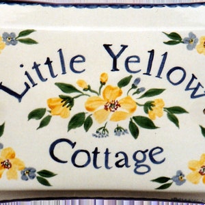 Letrero de cerámica pintado a medida para casa/placa de cabaña personalizada de Margaret Keenan, rectángulo pequeño de 7,5 x 5,5 pulgadas, flores amarillas, regalo de cabaña