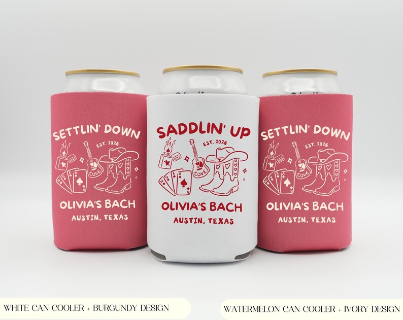 Op de afbeelding: Drie blikjeskoelers, twee in watermeloen en &eacute;&eacute;n in wit, elk met een uniek ontwerp. De ontwerpen omvatten een cowboyhoed, laarzen, een gitaar en speelkaarten. Tekst op de koelers luidt "Settlin' Down" en "Saddlin' Up", met "Olivia's Bach, Austin, Texas".