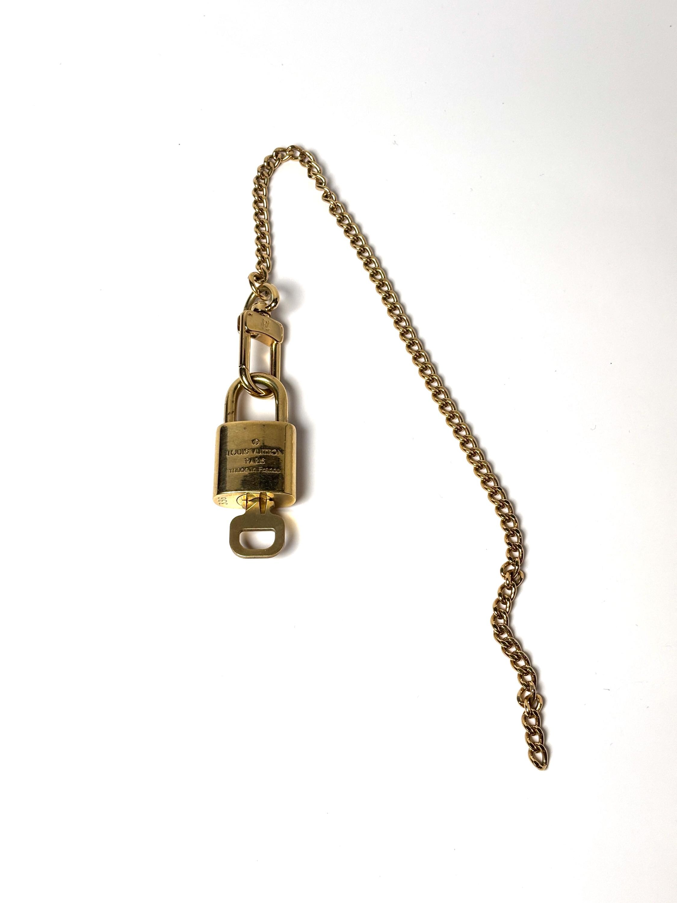 Louis Vuitton Brass Padlock & Key Necklace – Vintage Bag  display picture 3