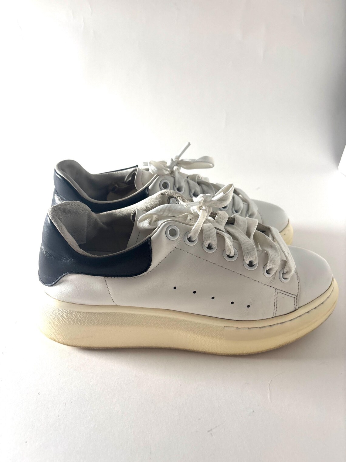 Vintage Alexander McQueen Oversized Sneakers White Leather Black Heel Tab, foto 2 di 5