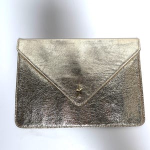 以下が含まれることがあります： クリーム色の斑点のある釉薬が施された、3つのセラミックマグのセット。各マグには、手描きの異なるデザインが施されています。青と緑の葉、黄色の花、赤いベリー。マグはシンプルで丸みを帯びた形をしています。