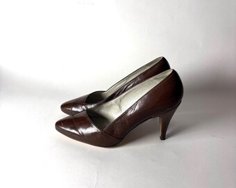 Zapatos de tacón Bally vintage de piel marrón con punta afilada – Clásicos zapatos de salón hechos en Suiza