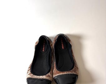 Bailarinas vintage Prada Y2K de terciopelo rosa y negro con puntera reforzada, elaboradas en Italia.