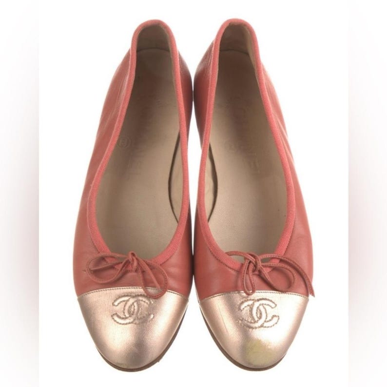 Vintage Chanel Coral Leather Ballet Flats with CC Logo and Gold Cap Toe image 3