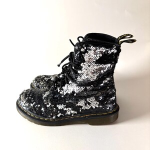 Dr. Martens stridsstövlar med paljettmönster | Svarta och silver Y2K-plattform Grunge Festival