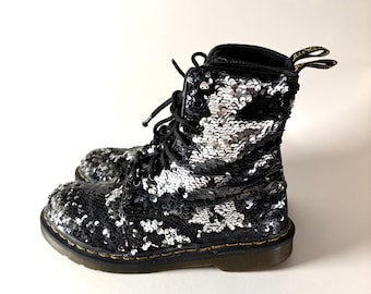 Botas de combate Dr. Martens vintage con lentejuelas / Plataforma negra y plateada estilo Y2K Grunge Festival