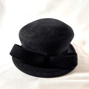 Oscar de la Renta Millinery Black Wool Felt Feather Hat Art Deco Wide NWT VTG De La Renta Hat - Etsy main image 3