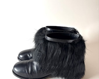 Botas de tornozelo Chanel vintage em couro preto com pele