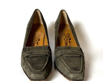 Mocassins à talons en daim vert olive vintage Salvatore Ferragamo, fabriqués en Italie