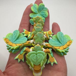 Lindo dragón de trébol: mini dragón de la suerte para el Día de San Patricio, juguete impreso en 3D de Cinderwing.