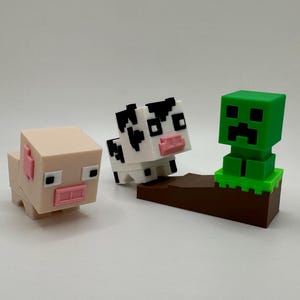 Mini Articulated Pixelated Farm Animal Set – 3D Printed Cow, Pig, Creeper & Base – Palm-Sized Toy Figures