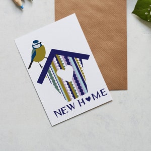 Nouvelle carte d’accueil, mésange bleue assise sur la cabane à oiseaux