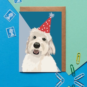 Parker le cockapoo blanc et blond portant une carte de vœux de chapeau d’anniversaire