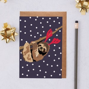 Preguiça de Natal usando chifres vermelhos de rena de Natal
