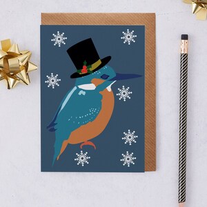 Martim-pescador de Natal, usando uma cartola com frutas