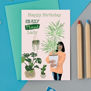 Joyeux anniversaire crazy plant lady card, femme tenant fièrement une grande plante