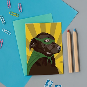 Labrador chocolate super-herói, cachorro super-herói, cachorro com capa e cartão de felicitações de máscara
