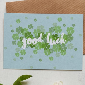 Carte de bonne chance, avec des trèfles verts à quatre feuilles