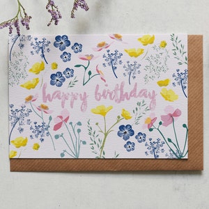 Alles Gute zum Geburtstag mit floralem Hintergrund