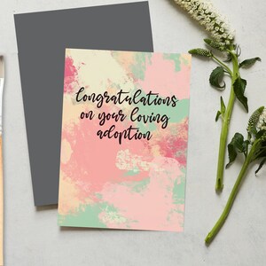 félicitations pour votre carte de vœux d’adoption affectueuse coup de pinceau peint arrière-plan. messages positifs