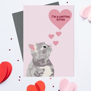 Je suis une carte de Saint-Valentin de chaton frappé avec des cœurs d’amour, une carte de vœux de chat
