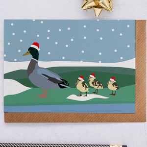 Carte famille canard de Noël, maman canard et ses petits canetons en chapeaux de Père Noël