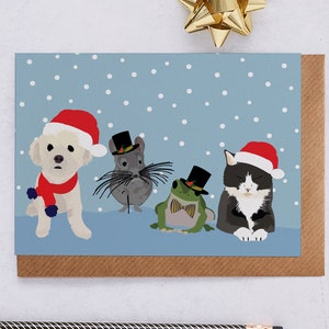 Carte d’animaux de compagnie de Noël, avec un chien et un chat en chapeaux de Père Noël et une souris et une grenouille en chapeau haut de forme