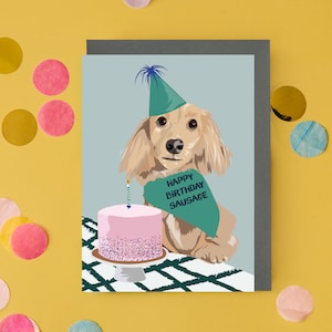Saucisse de joyeux anniversaire, carte d'anniversaire, chien d'anniversaire portant un chapeau de fête et gâteau d'anniversaire. Chien saucisse blonde