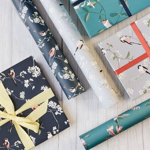 Confezione di carta da regalo. Set di carte da regalo. Inclusi colibrì verde acqua, fiore e uccello in blu navy e grigio