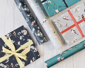 Paquete de papel de regalo RSPB. Juegos de papeles de regalo, 4 de cada diseño. Incluyendo colibrí verde azulado, flor y pájaro en azul marino y gris.