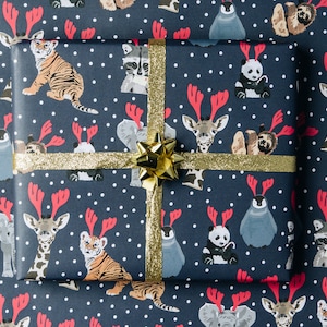 Scatenati con la carta da regalo natalizia, l'elefante, la giraffa, il pinguino, il bradipo e la tigre