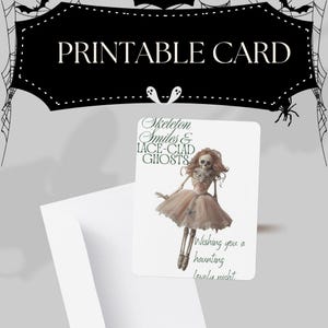 Puede incluir: Una tarjeta imprimible con temática de Halloween. La tarjeta presenta una muñeca esqueleto con un vestido rosa con el texto "Skeleton Smiles & Lace-Clad Ghosts". La tarjeta también incluye el texto "Wishing you a haunting lovely night".