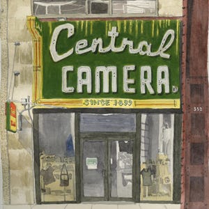 Può includere: Dipinto ad acquerello di una facciata di negozio di fotocamere. L'insegna recita "Central CAMERA" in lettere bianche su sfondo verde, con "SINCE 1899" sotto. Il negozio ha una porta e una finestra di vetro, con merce all'interno.