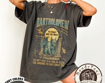 インスピレーションあふれるガーゴイルTシャツ、バーソロミュー・ナイトとモスのグラフィックTシャツ、ヴィンテージの月とモスのリーダートップ、レトロなオーバーサイズ美的シャツ