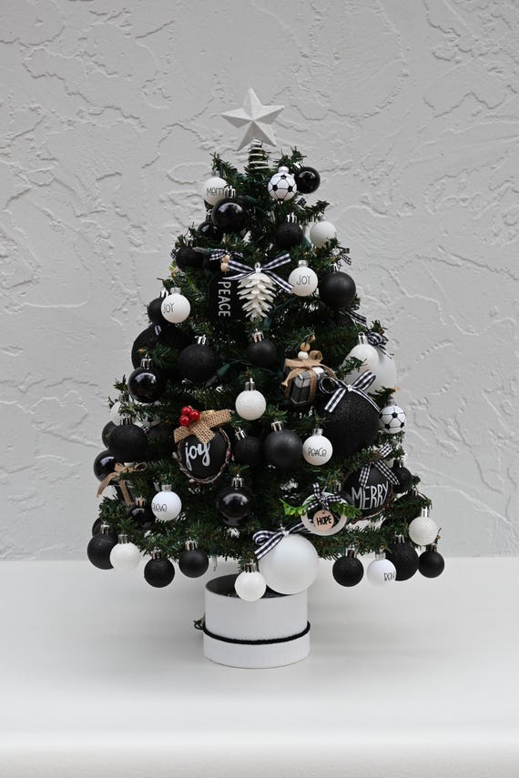 ミニチュア クリスマス ツリー、白黒、完全に装飾されたツリー、50 個