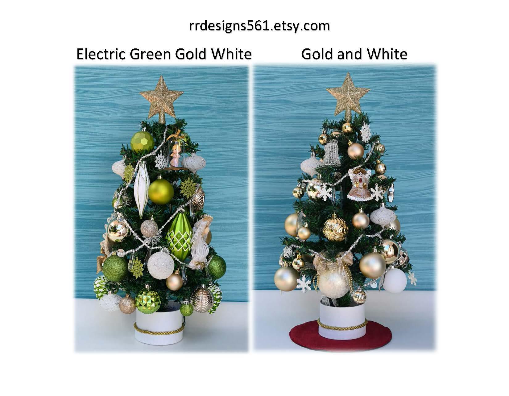 Albero di Natale da tavolo verde e bianco, completamente decorato con 50 luci trasparenti, alto 65 cm, con stella dorata in cima, ideale per l'ingresso. - Italia