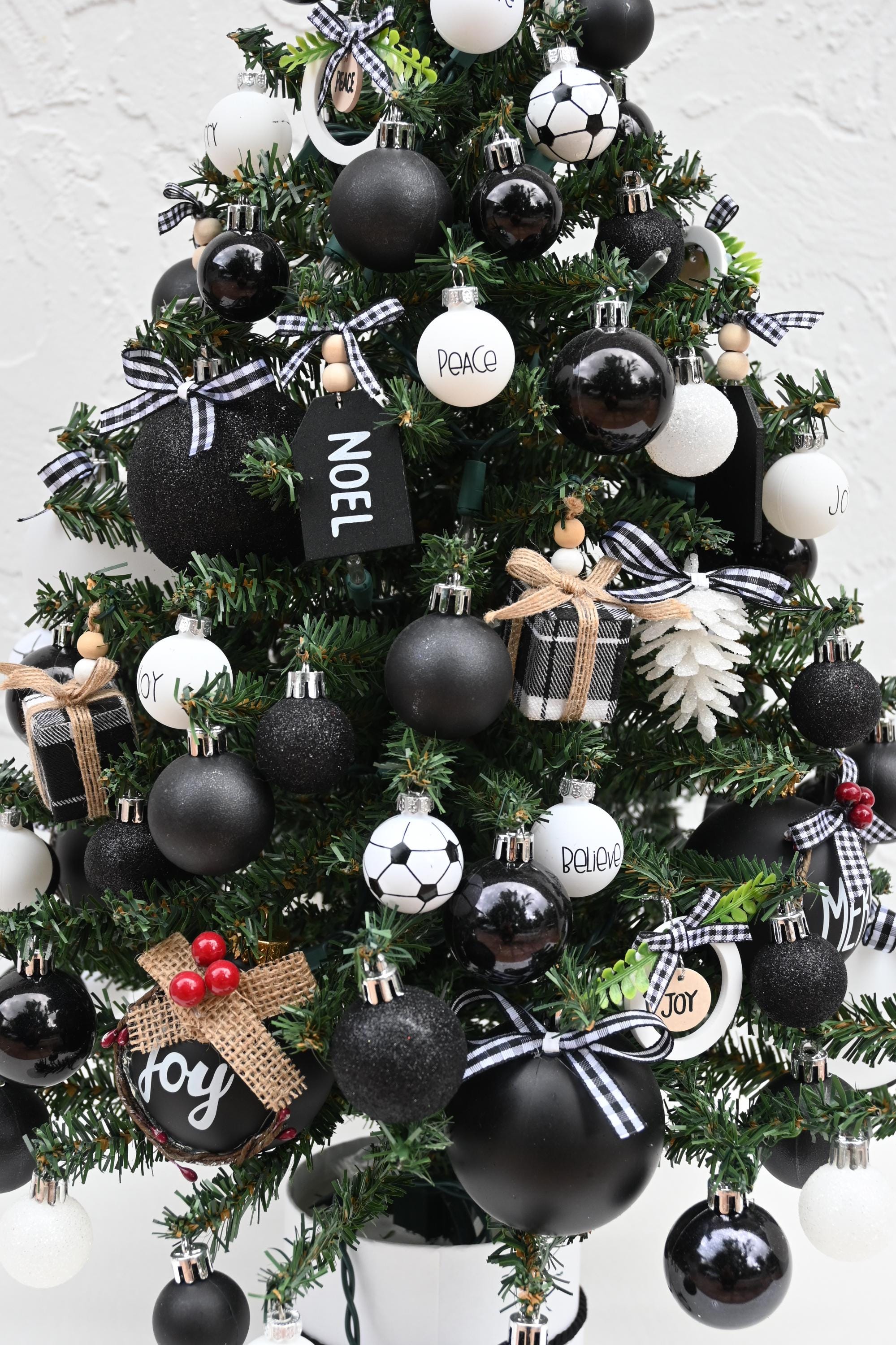 ミニチュア クリスマス ツリー、白黒、完全に装飾されたツリー、50 個