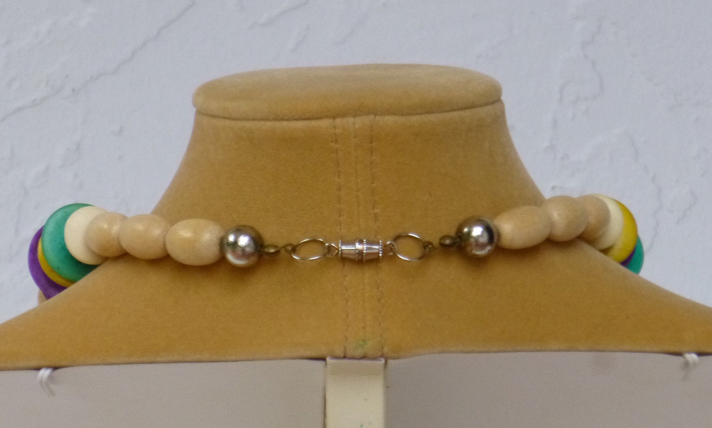 Collana etnochc con medaglone d legno d ulvo, perlne d osso e